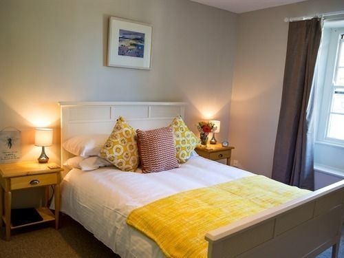 Queens Arms, Inn